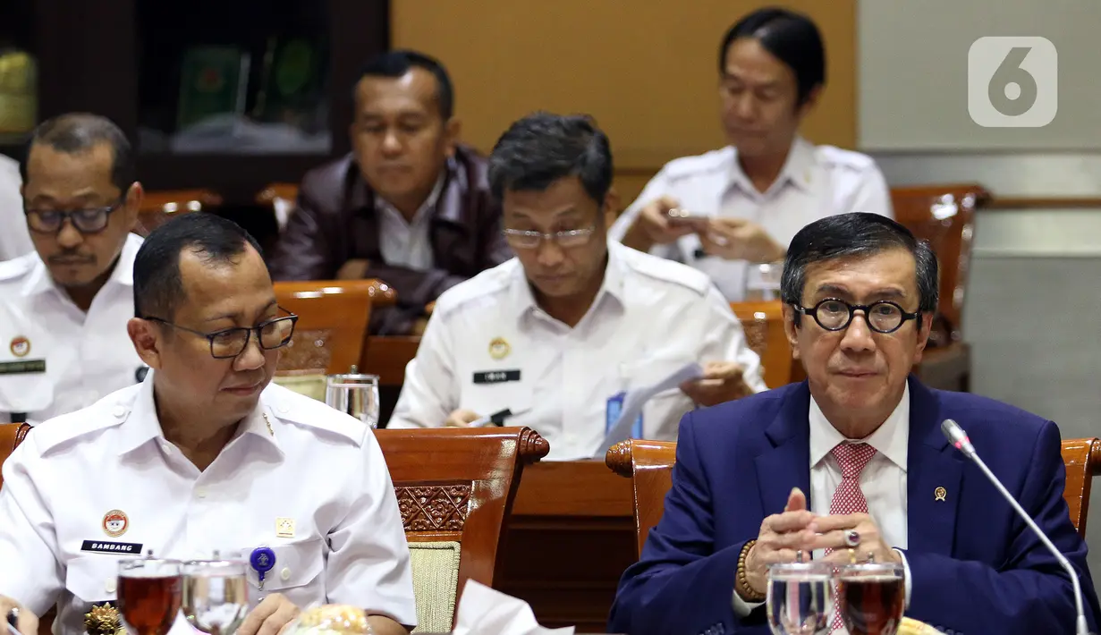 Menkumham Yasonna Laoly (kanan) didampingi jajarannya mengikuti rapat kerja dengan Komisi III DPR RI di Kompleks Parlemen, Jakarta, Kamis (28/11/2019). Rapat membahas rencana strategis Kemenkumham, hasil pemeriksaan BPK RI semester I tahun 2019, dan tindak lanjut RUU. (Liputan6.com/Johan Tallo)