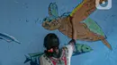 Mahasiswa Institut Kesenian Jakarta (IKJ) menyelesaikan pembuatan mural di kolong Jembatan Pegangsaan, Menteng, Jakarta, Selasa (26/1/2021). Pembuatan mural tersebut bertujuan mempercantik kawasan bantaran kali dan sebagai ruang interaksi warga. (Liputan6.com/Faizal Fanani)