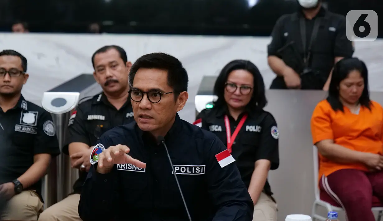 Wakil Dir Tipid Narkoba Krisno memberi keterangan saat konferensi pers pengungkapan kasus narkoba jaringan internasional sindikat Afrika Selatan di Bareskrim Polri, Jakarta, Kamis (17/10/2019). Polisi membekuk tujuh tersangka warga negara Thailand dan Nigeria. (Liputan6.com/Herman Zakharia)