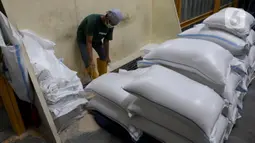 Sepekan jelang Ramadan 1446 Hijriah, Pemerintah Provinsi Jakarta memastikan bahwa stok beras mencukupi. (Liputan6.com/Herman Zakharia)
