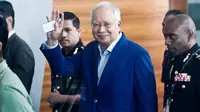 Mantan Perdana Menteri Najib Razak melambaikan tangan setibanya di kantor Komisi Anti-Korupsi Malaysia (MACC), Putrajaya, Selasa (22/5). Najib hari ini menjalani pemeriksaan terkait kasus korupsi 1Malaysia Development Berhad (1MDB). (AP/Sadiq Asyraf)