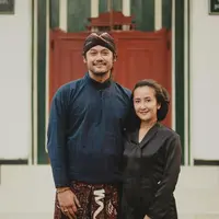 Widi Mulia dan Dwi Sasono Kenakan Busana Abdi Dalem Yogyakarta. [@widimulia]