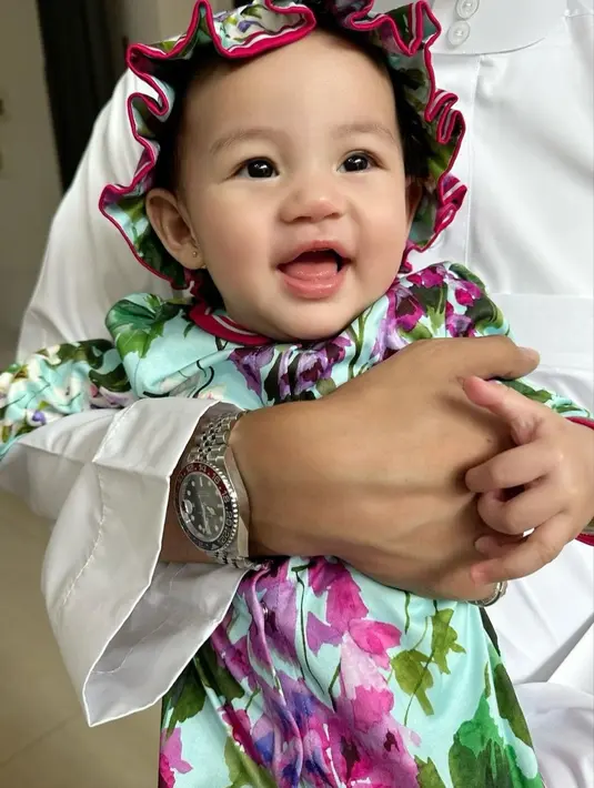 Terdapat beberapa foto yang diunggah istri dari Habib Usman bin Yahya itu.