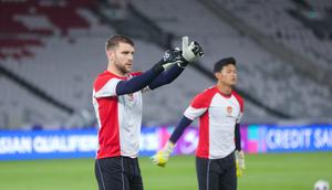 Kiper Timnas Indonesia, Maarten Paes, mengikuti sesi latihan jelang laga melawan Arab Saudi, Senin (18/11/2024) sore WIB. (Bola.com/M. Iqbal Ichsan)