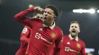 Jadon Sancho merayakan gol dalam laga Manchester United versus Leeds United pada pekan ke-8 Liga Inggris 2022/2023 di Old Trafford, Kamis (9/2/2023). (AP/Dave Thompson)