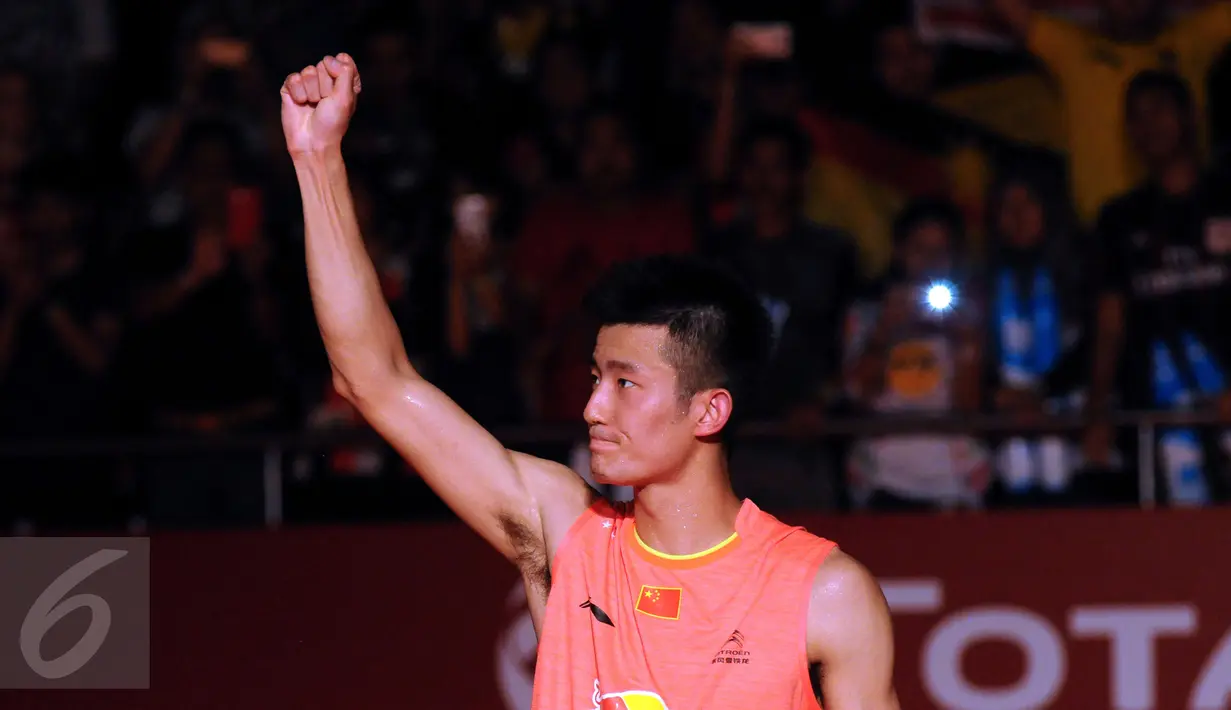 Pebulutangkis Tiongkok, Chen Long mengangkat tangan usai mengandaskan Lee Chong Wei (Malaysia) di final Total BWF World Championships 2015 di Jakarta, Minggu (16/8/2015). Chen Long unggul 21-14, 21-17. (Liputan6.com/Helmi Fithriansyah)