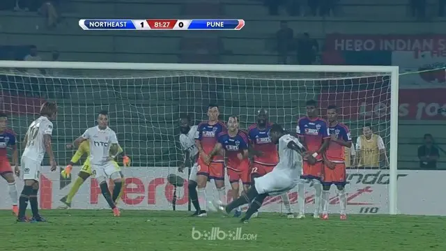 Berita video mantan pemain Sevilla, Christian Romaric, melakukan free kick seperti Lionel Messi di India. This video presented by BallBall.