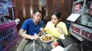 Kebiasaan Nagita Slavina ini akhirnya terbongkar setelah videonya jajan burger viral. Pasalnya, Raffi Ahmad sendiri juga tak pernah menyoroti kebiasaan istrinya menolak kembalian saat jajan di warung. (Liputan6.com/Youtube/Rans Entertainment)