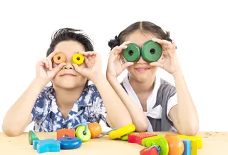 Dalam fase praoperasional, anak sedang sibuk menjelajahi dunia lewat imajinasi. [Dok/freepik.com/jcomp]