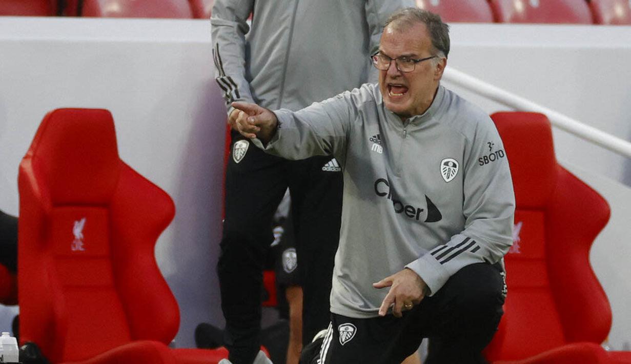Pelatih Leeds United, Marcelo Bielsa, memberikan arahan kepada anak asuhnya saat melawan Liverpool pada laga Premier League di Stadion Anfield, Minggu (13/9/2020). Liverpool menang dengan skor 4-3. (Phil Noble, Pool via AP)