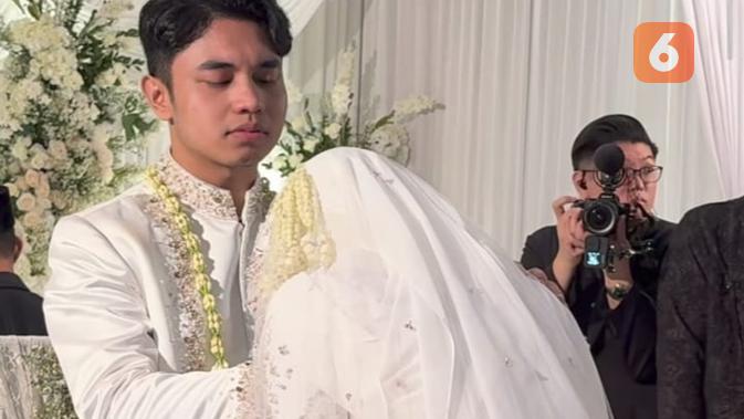 Momen Fiki Naki Menangis Haru Saat Menikahi Tinandrose, Cium Hangat Kening Istri