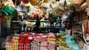 Seorang pedagang bahan makanan di pasar Kebayoran Lama, Jakarta, Selasa (3/1). Kelompok bahan makanan menjadi penyumbang inflasi terbesar sepanjang 2016 yakni mencapai 1,21 persen dari inflasi 2016 yang mencapai 3,02 persen. (Liputan6.com/Angga Yuniar)