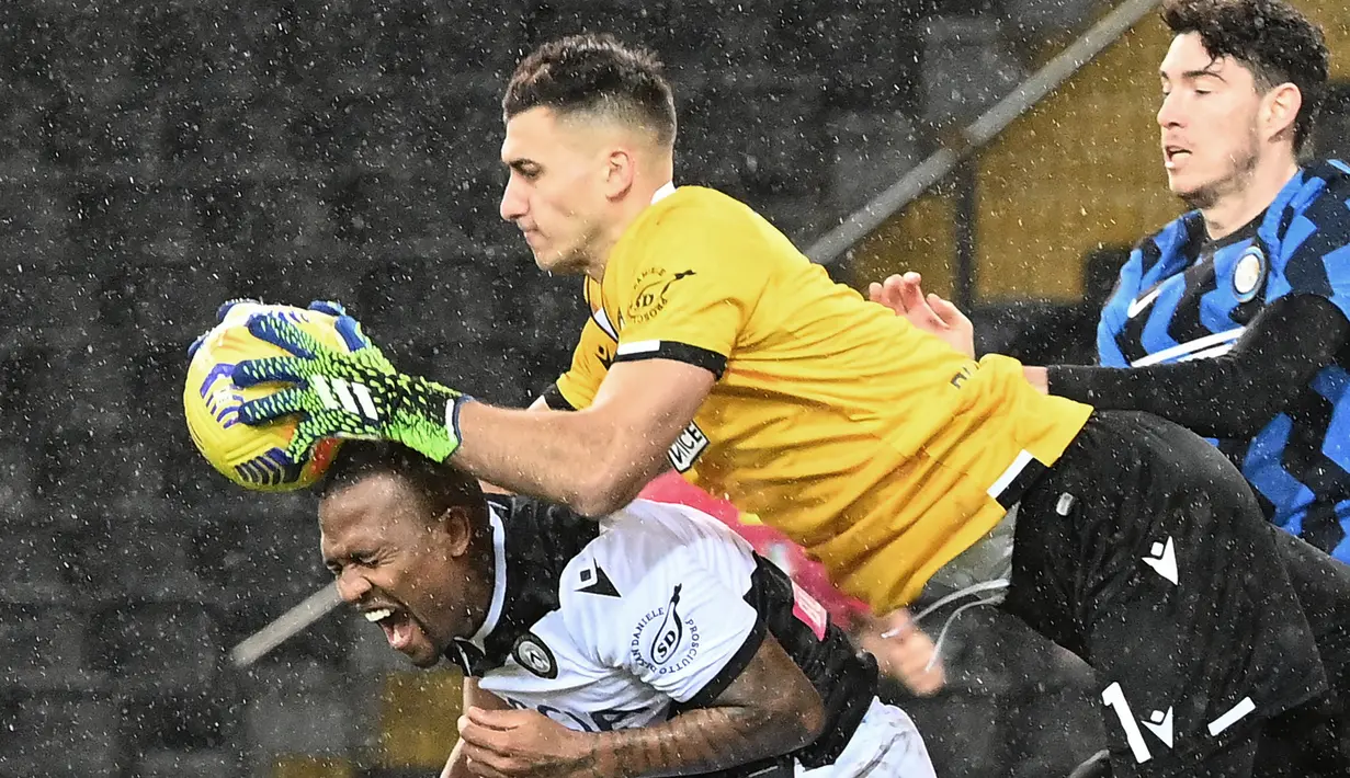 Juan Musso. Kiper berusia 26 tahun ini didatangkan Udinese dari klub Argentina Racing Club pada awal musim 2018/2019. Musim ini telah tampil dalam 31 laga di semua ajang dengan mencatat 8 clean sheet. Diminati pula oleh AC Milan dan AS Roma. (AFP/Vincenzo Pinto)
