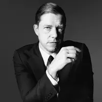 Musisi legendaris Paul Banks dari Interpol tampil gagah dalam setelan jas Celine [Celine Homme]