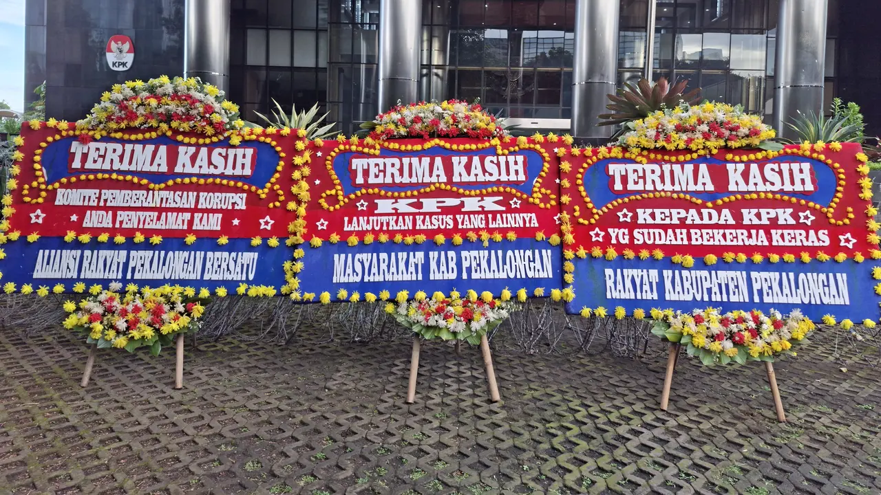 Karangan Bunga Warga Pekalongan di KPK.