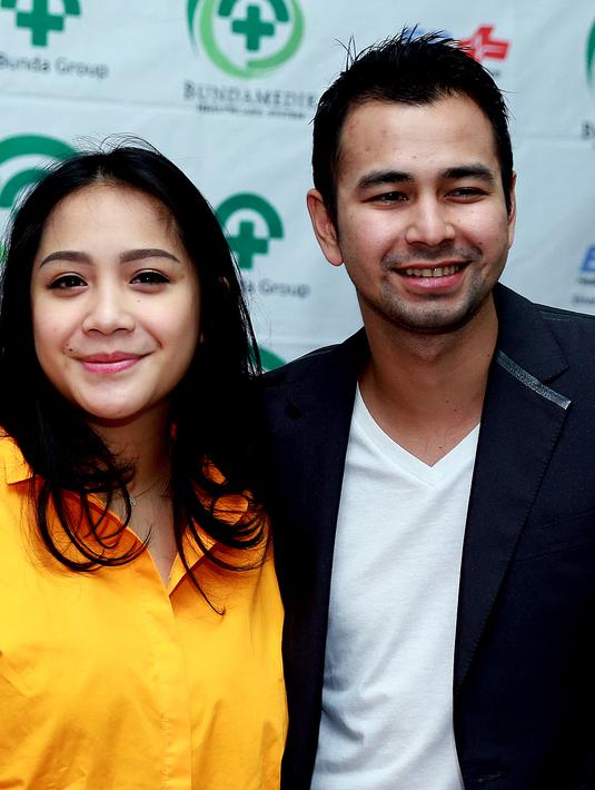 Nagita Slavina dan Raffi Ahmad tampak bahagia telah menjadi orangtua dari buah hati pertama mereka yang lahir hampir sepekan lalu. (Wimbarsana/Bintang.com)