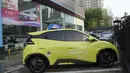 Berdasarkan spesifikasi globalnya, BYD Seagull memiliki bodi ramping dengan menampilkan skema warna dan garis dinamis serta lekukan halus yang memancarkan kesan sporty. Untuk kekuatan dari motor listriknya sanggup memberikan daya maksimal 75 PS dan torsi puncak 135 Nm dengan kecepatan tertinggi 130 km/jam. (AP Photo/Ng Han Guan)