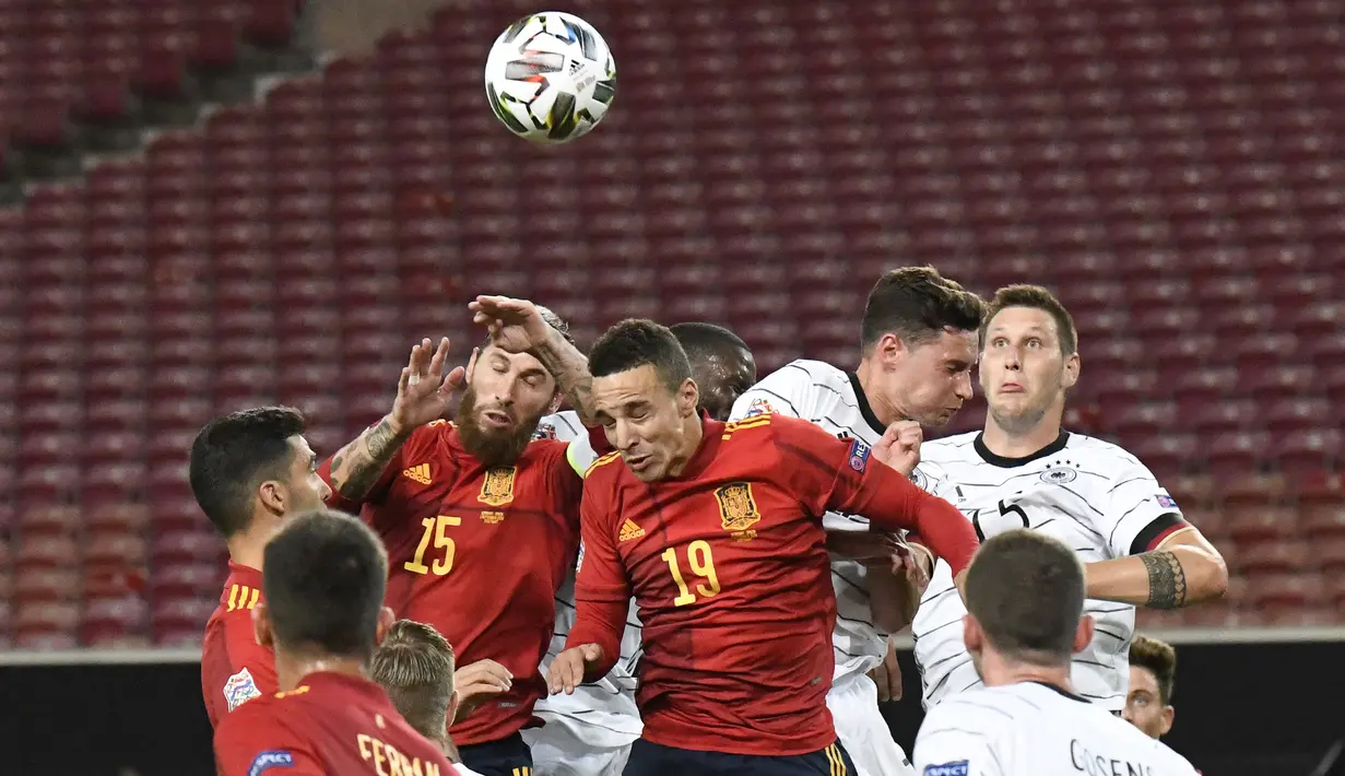 Bek Spanyol, Sergio Ramos, berebut bola atas dengan pemain Jerman pada laga Nation League di Mercedes-Benz Arena, Berlin, Jumat (4/9/2020) dini hari WIB. Jerman bermain imbang 1-1 atas Spanyol. (AFP/Thomas Kienzle)