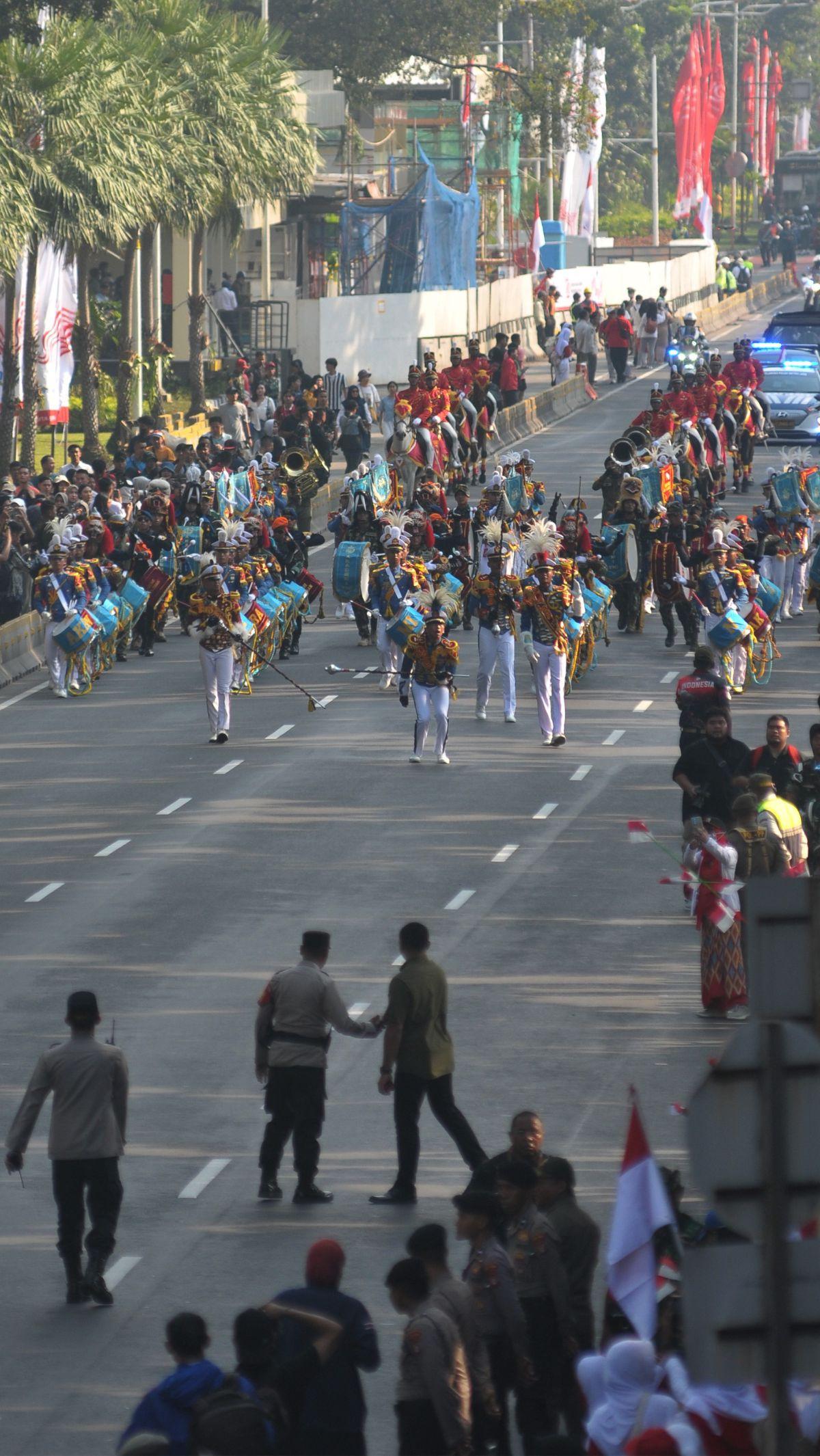 Penampilan&nbsp;mengawal kirab bendera merah putih dan naskah proklamasi dari Monumen Nasional (Monas) menuju Ibu Kota Nusantara (IKN) saat melewati kawasan Bundaran Patung Kuda, Jakarta, Sabtu (10/8/2024). Foto: Merdeka.com/Imam Buhori