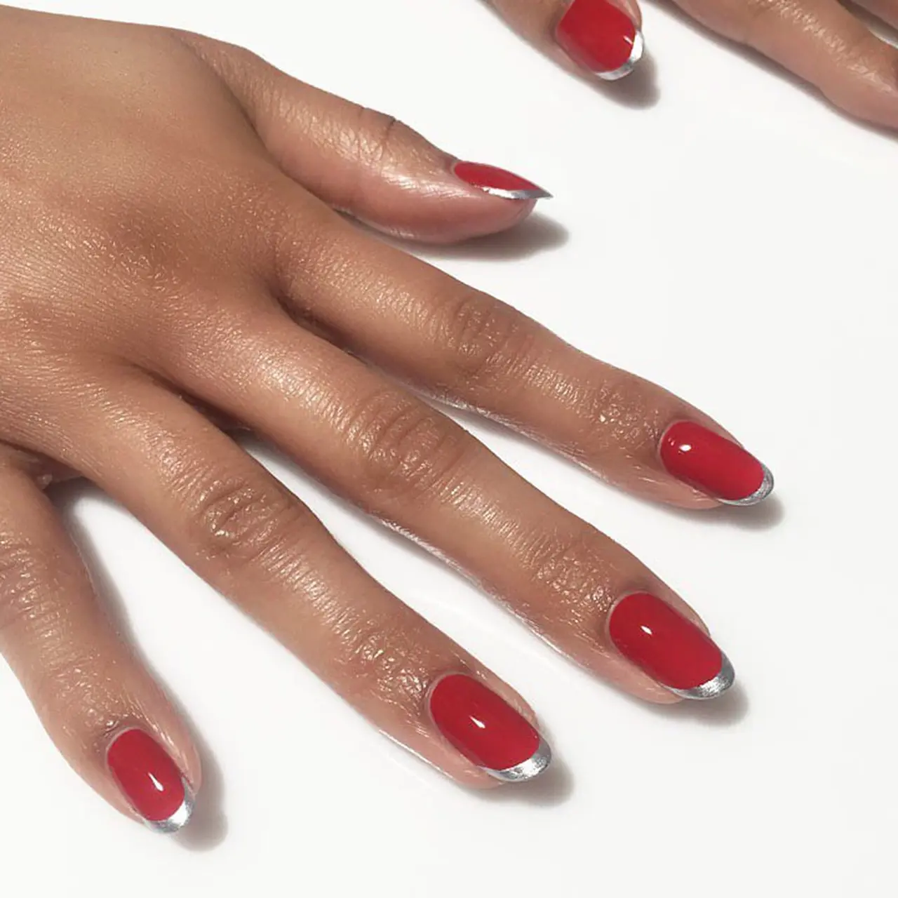 5 Inspirasi Nail Art Warna Merah yang Cocok untuk Segala Acara Beauty