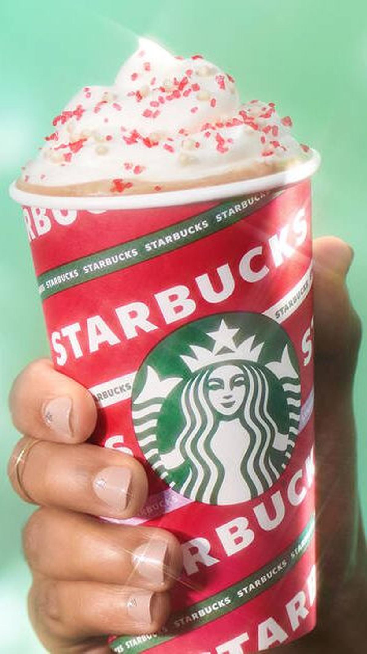 Setelah itu pembeli akan mendapatkan minuman khas pemilik tembang Shake It Off, dan mendapatkan label di cup minuman anda dengan bertuliskan "Tay's".
