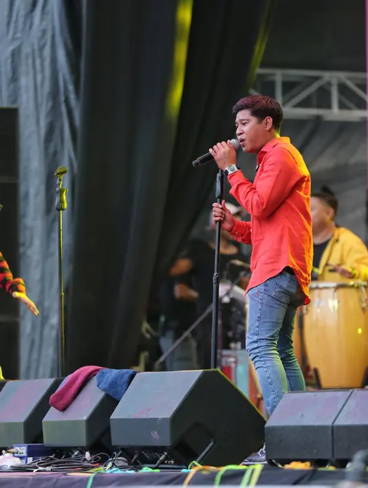 Setelah itu, lagu Begitu Saja, Hanya untukmu, Dekat Dihati menjadi setlist berikutnya. Penonton yang kebanyakan anak muda tak malu untuk sekedar bernyanyi bersama dan bergoyang. (Adrian Putra/Bintang.com)