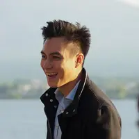 Raditya Dika, telah resmi menjadi suami Anissa Aziza menandakan ia telah resmi juga melepas statusnya sebagai Presiden Jomblo. Dan lucunya, gelar tersebut ternyata ia berikan untuk Baim Wong. (Instagram/baimwong)