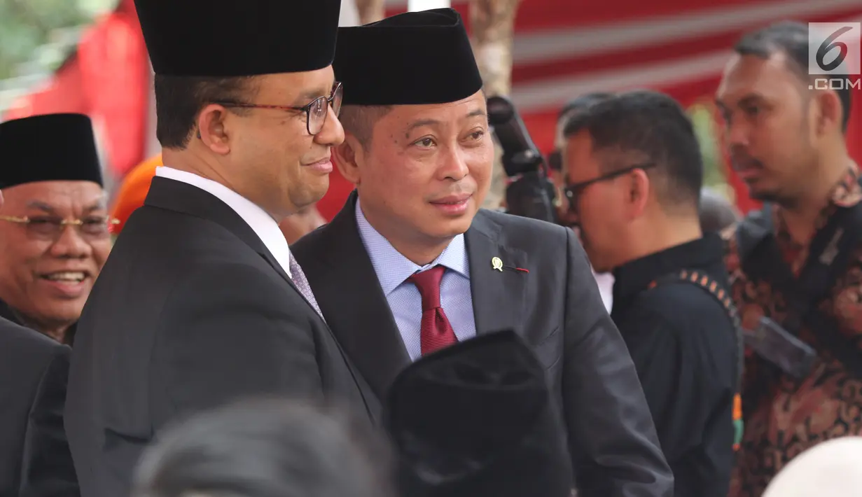 Menteri ESDM Ignasius Jonan (kedua kiri) menghadiri pemakaman almarhum Presiden ke-3 Republik Indonesia BJ Habibie di Taman Makam Pahlawan Nasional Utama (TMP) Kalibata, Jakarta, Kamis (12/9/2019). (Liputan6.com/Herman Zakharia)