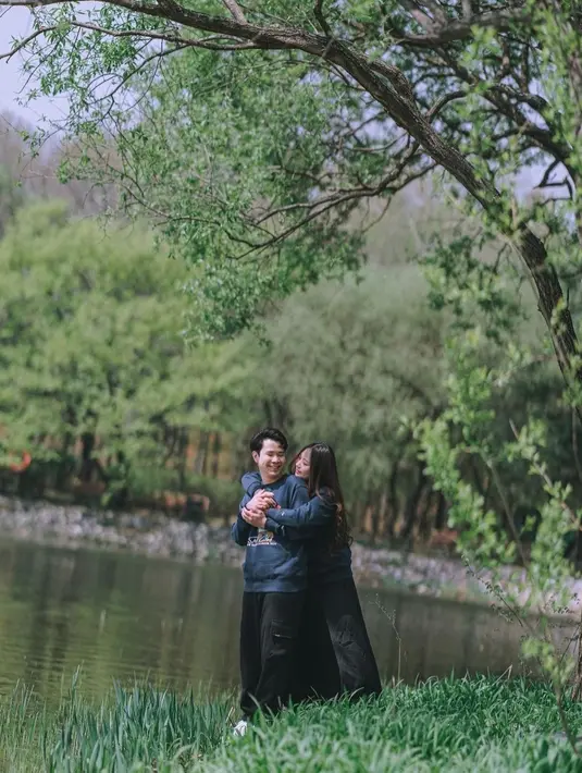 "Coming soon: Baby No Limit. Puji Tuhan, akhirnya kita dikaruniai seorang anak," tulis Jess No Limit [instagram/jessnolimit]