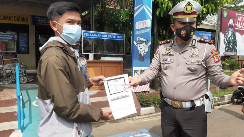 Agnisah (19) salah seorang peserta vaksinasi yang mendapatkan reward SIM gratis mengaku senang sekaligus bangga mengikuti program vaksinasi yang diselenggarakan polres Tasik.