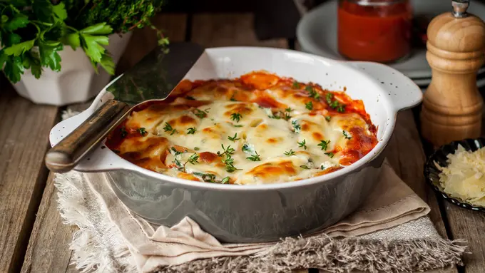 Baked macarono bolognese