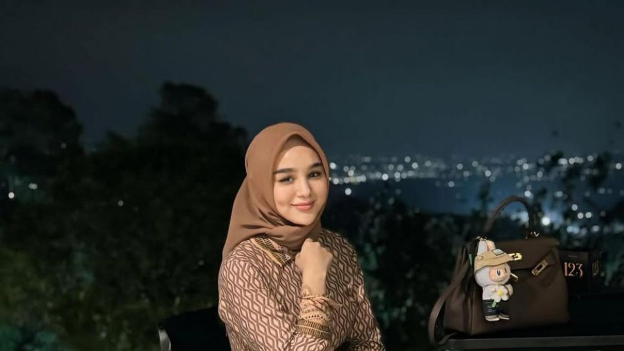 7 Potret Glamor Hana Hanifah, Apakah Ada Hubungan dengan Dugaan Korupsi?