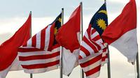 Bendera Indonesia dan Bendara Malaysia yang berkibar pada 22 April 2009. (AFP/ADEK BERRY)
