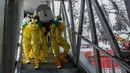 Tim medis mengevakuasi pasien terinfeksi virus corona saat simulasi di Pelabuhan Belawan, Medan, Sumatera Utara, Senin (3/2/2020). Simulasi ini dilakukan untuk meningkatkan kesiapan dalam menangani pasien terinfeksi virus corona. (Ivan Damanik/AFP)