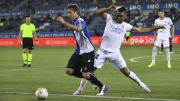 Gelandang Real Madrid Casemiro Real mencoba menghentikan gelandang Deportivo Alaves Tomas Pina pada partai perdana La Liga Spanyol musim 2020/2021 di Estadio de Mendizorroza, Minggu dini hari WIB (15/8/2021). Real Madrid menang telak 4-1. (AP Photo/Alvaro Barrientos)