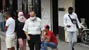 Orang-orang yang mengenakan masker berjalan di sebuah jalan di Tunis, Tunisia, pada 5 Oktober 2020. Perdana Menteri Tunisia Hichem Mechichi pada 3 Oktober mengumumkan serangkaian langkah untuk membatasi penyebaran cepat COVID-19 di negara tersebut. (Xinhua/Adel Ezzine)