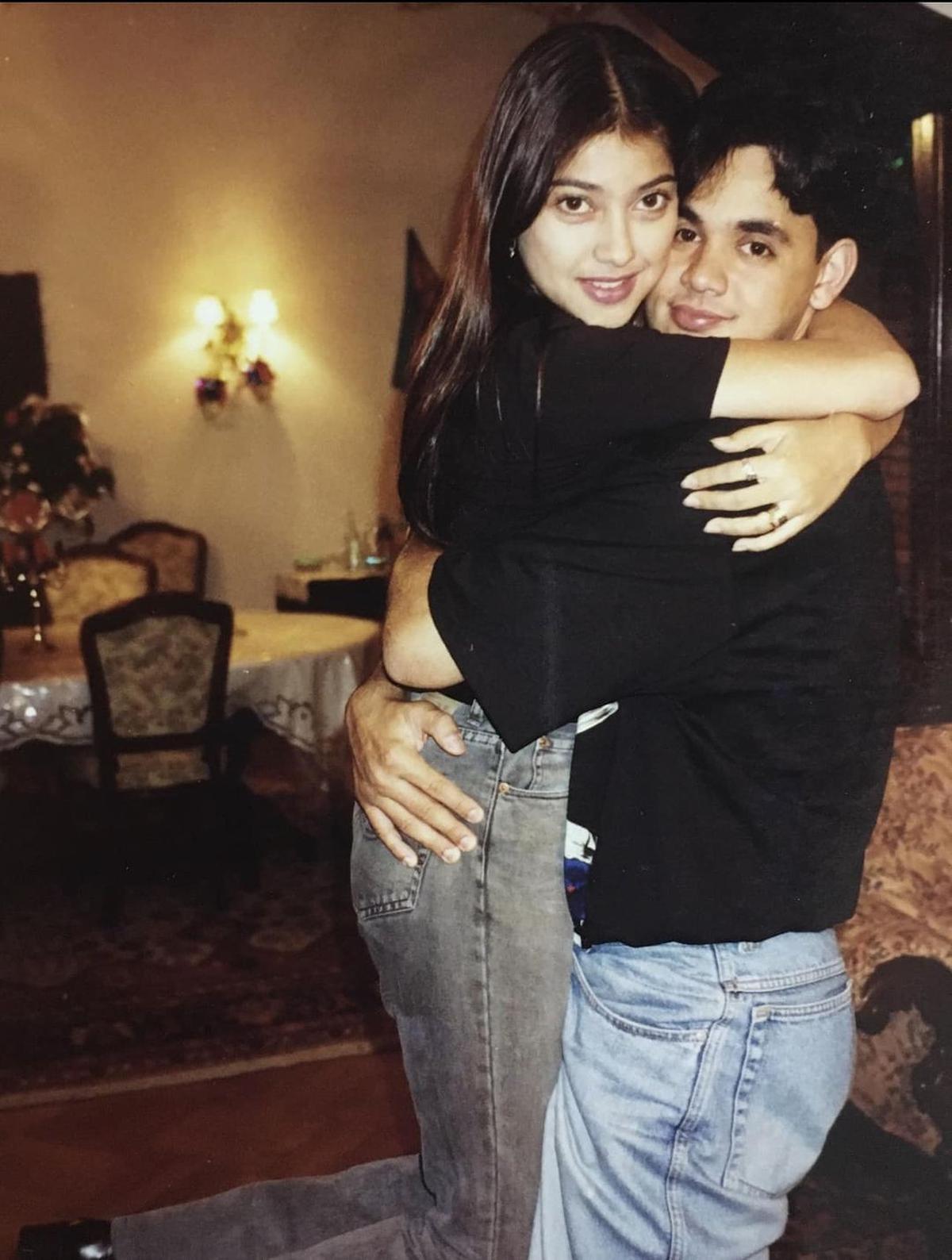 Dari Pacar Pertama hingga Jadi Suami, Ini Potret Rumah Tangga Sarah Azhari - Bagikan Tips Sudah 20 Tahun Lebih Bersama