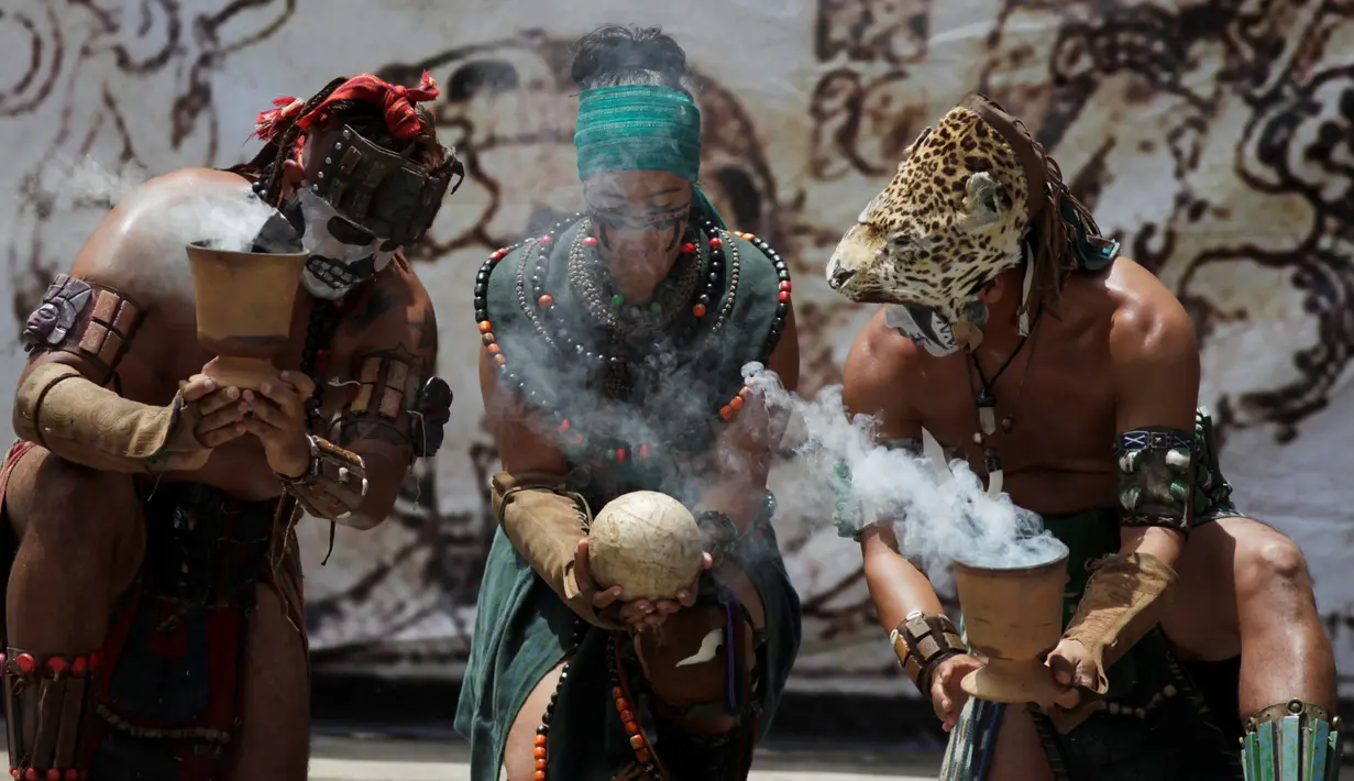 Para peserta melakukan ritual sebelum dimulainya pertandingan Bola Maya di dalam upacara kebudayaan di Aguilares, El Salvador 8 Juli 2016. (REUTERS/Jose Cabezas)