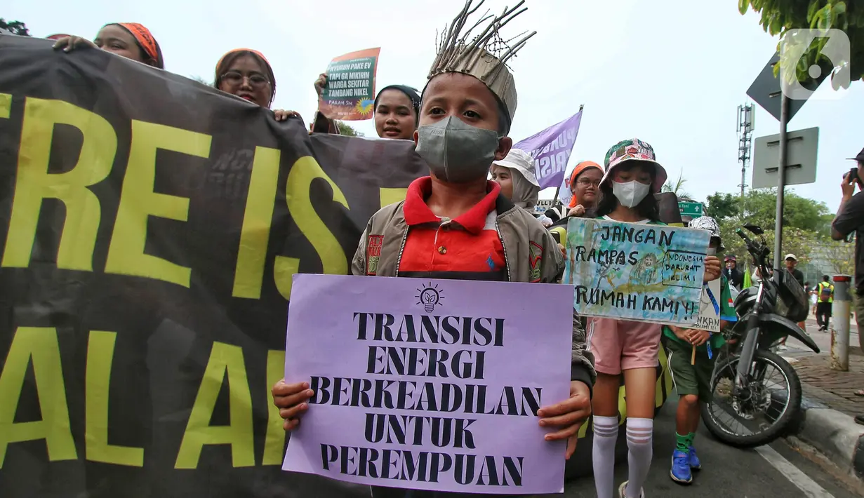 Aktivis iklim di seluruh dunia menyerukan diakhirinya pembakaran bahan bakar fosil yang dapat menyebabkan pemanasan global karena bumi mengalami cuaca ekstrem dan suhu panas yang memecahkan rekor. (Liputan6.com/Angga Yuniar)