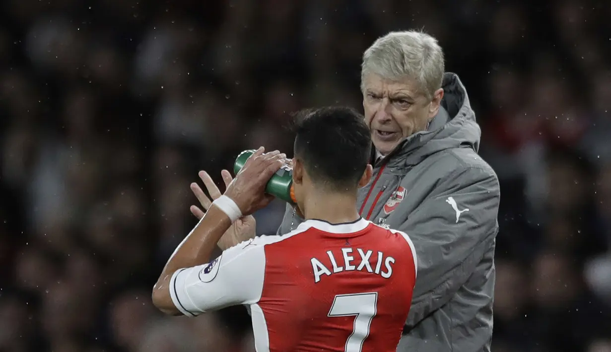 Pelatih Arsenal, Arsene Wenger memberikan arahan kepada Alexis Sanchez saat melawan Sunderland dpada Premier League 2016-2017 di Emirates Stadium, London, (16/5/2017). (AP/Matt Dunham)