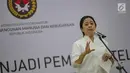 Menko PMK Puan Maharani memberi sambutan dalam penandatanganan beasiswa Teladan Tanoto Foundation di Kantor Kemenko PMK di Jakarta, Selasa (5/3). Puan meminta para mahasiswa untuk tetap fokus pada pendidikannya. (Liputan6.com/Faizal Fanani)