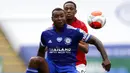 Penyerang Manchester United, Anthony Martial, berebut bola dengan pemain Leicester City,Wes Morgan, pada laga Premier League di Stadion King Power, Minggu (26/7/2020). Manchester United menang dengan dua gol tanpa balas. (Carl Recine/Pool via AP)