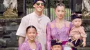 Meskipun bukan beragama Hindu, pasangan Irfan Bachdim dan Jennifer Bachdim turut merayakan Hari Raya Nyepi di Bali. (Instagram/jenniferbachdim).
