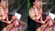 Seorang bocah berseragam Pramuka lengkap duduk tertidur di tepi jalan. Mulutnya menganga, tanda terlelap karena lelah. Didepannya sebuah kardus berisi aneka macam makanan ringan, yang ia jajakan kepada setiap orang yang lewa