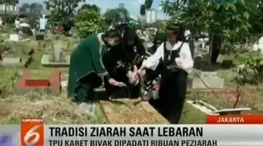 Salah satu tradisi Lebaran selain bermaafan adalah ziarah kubur ke pemakaman mendiang orang-orang terkasih.