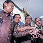 Menkopolhukam Wiranto (kiri) berjabat tangan dengan sejumlah pejabat negara usai mengumumkan di Kantor Presiden Komplek Istana Kepresidenan, Jakarta, Jumat (21/10). Satgas Saber Pungli ini melibatkan Polisi Militer TNI. (Liputan6.com/Faizal Fanani)