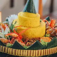 Tradisi tumpeng dalam perayaan kemerdekaan RI./Copyright depositphotos.com/Reezky11