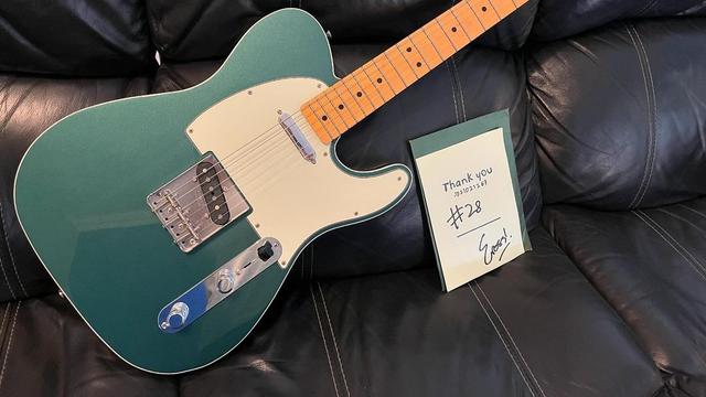 Gitar Eross Candra Sheila on 7 yang dilelang untuk Gaza.  (Instagram/ smosyu_music)