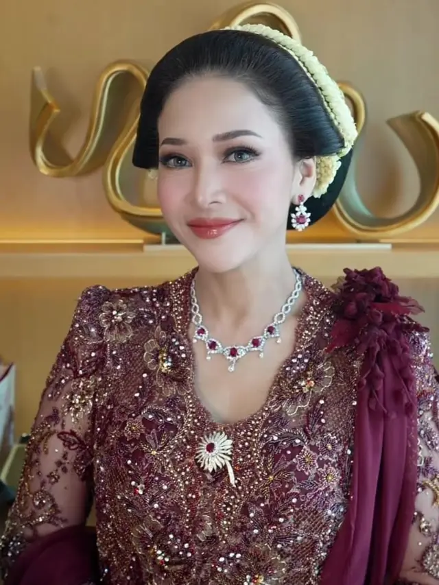 Potret Maia Estianty saat Akad Nikah El Syifa dengan Perhiasan Set Red Ruby yang Memukau
