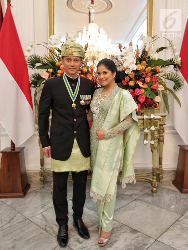 Putra Presiden RI ke-6 SBY, Agus Harimurti Yudhoyono atau AHY dan istri Annisa Pohan foto bersama usai Upacara HUT ke-74 RI di Istana Merdeka, Jakarta, Sabtu (17/8/2019). AHY dan Annisa tampil berbaju adat Sumbar dan Kebaya. (Liputan6.com/HO/Bintang Radityo dan Michael Wicaksono)